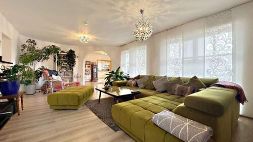 Wohnzimmer EG - 1 Zimmer Mehrfamilienhaus, Wohnhaus zum Kaufen in Greding