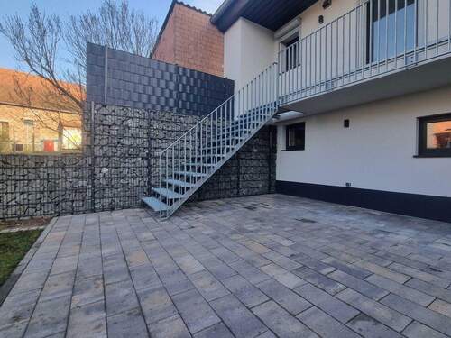 Moderne Stahltreppe zum OG - 