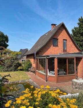 Rückansicht-charmantes Backsteinhaus mit Wintergarten und Teich - 