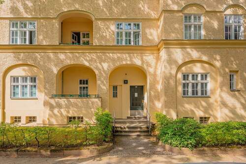 Hausansicht - Charmantes Sanierungsobjekt - 3 Zimmer mit Raum für Ihre Ideen