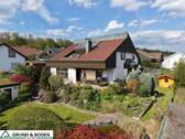 02 - Hausansicht - Garten - Familienparadies mit Albpanorama - Großzügiges Architektenhaus in ruhiger Ortsrandlage