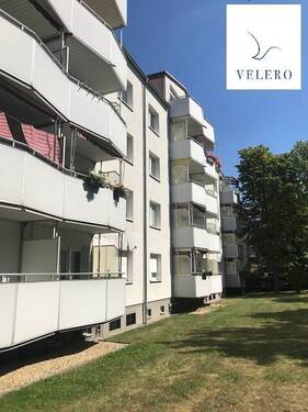 Hausansicht mit Logo - Nachmieter gesucht! Schöne helle 3-Raumwohnung mit Balkon und Einbauküche