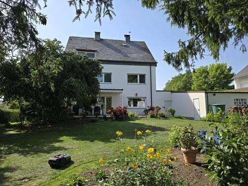 Rückansicht mit Garten 3 - Einfamilienhaus mit herrlichem Garten und Garage im Herzen der Bierstadt-Bitburg!