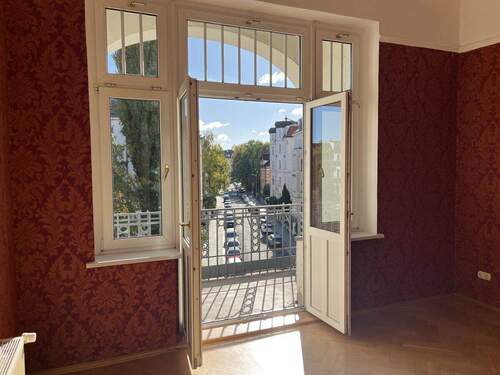 Wohnraum mit Balkonzugang - Etagenwohnung mit 127,00 m² in Leipzig / Gohlis-Süd zum Kaufen