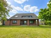 Rückansicht mit Garten und überdachter Terrasse - Großzügiges Einfamilienhaus in ruhiger Wohnlage direkt an der Nordsee - wohnen, wo andere Urlaub machen!