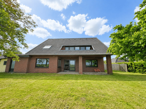 Rückansicht mit Garten und überdachter Terrasse - Großzügiges Einfamilienhaus in ruhiger Wohnlage direkt an der Nordsee - wohnen, wo andere Urlaub machen!