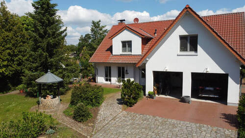 Hauseingang und Zufahrt - 