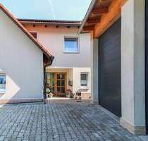 Zweifamilienhaus mit Einliegerwohnung, Gewerbehalle, Garagen, Werkstatt und Garten in ruhiger Lage - Duggendorf Wischenhofen