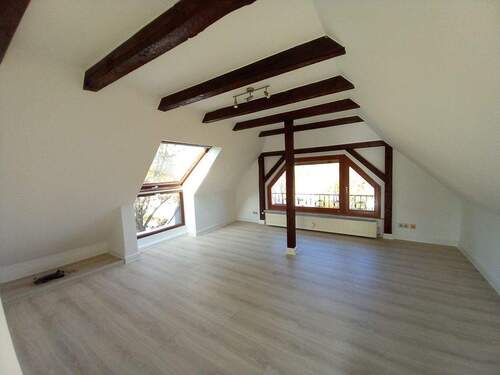 Wohnzimmer - 3-Zimmer Dachgeschosswohnung mit Charme in der Waldstr., nahe Sahnpark,