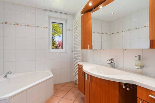 ... mit Eckbadewanne ... - 