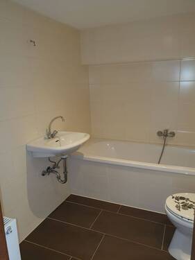 Bad mit Wanne ohne Fenster - 