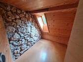 Zimmer im DG mit hist. Wand - 
