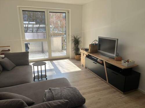 Wohn-/Essbereich mit Zugang zum Balkon - 