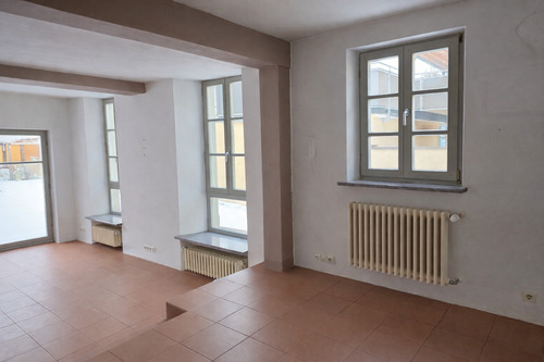 heller Wohnbereich - große Fenster - 