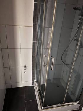 Bad mit Dusche - 