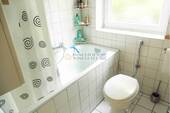 Bad mit Wanne, WC und Fenster - 