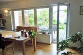 Wohnzimmer mit Blick in den Garten - 