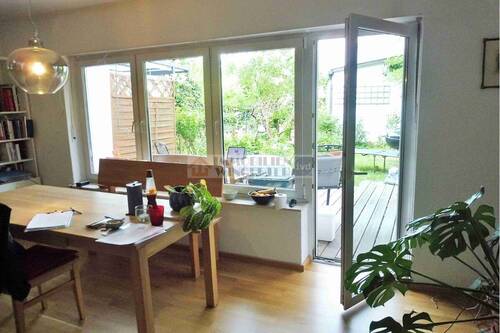 Wohnzimmer mit Blick in den Garten - 