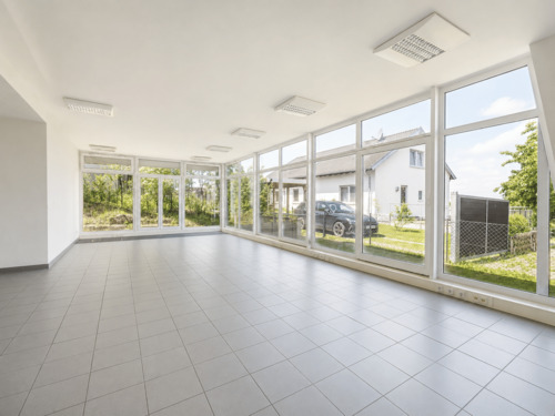 16 - Raum mit Glasfront zum Ga - 