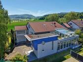 03 - Luftbild Haus und Garten - Familienidylle trifft Möglichkeiten - Haus mit Loft-Praxis-Atelieranbau