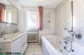 20 - Badezimmer mit Badewanne - 