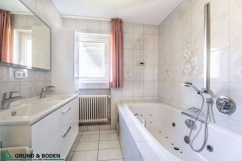 20 - Badezimmer mit Badewanne - 