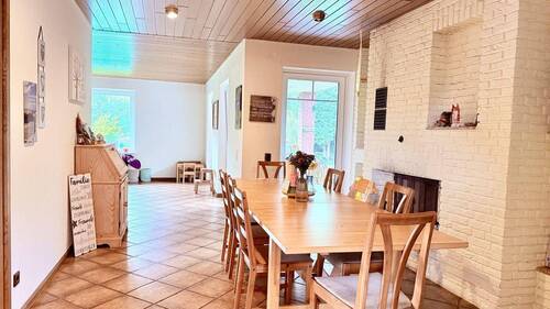 Diele mit Essbereich und Kamin - 