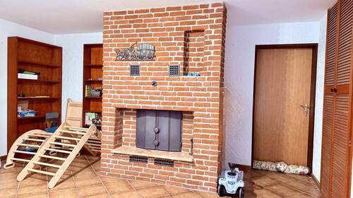 Flur mit Kamin im Kellergeschoss - 