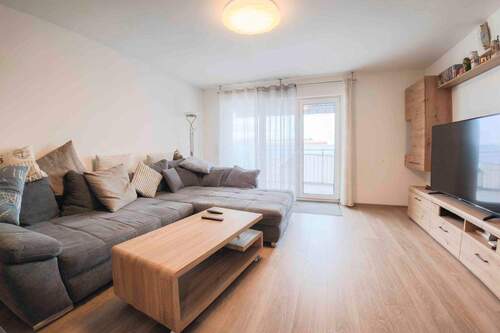 Wohnzimmer - Neuwertige barrierefreie 3-Zimmer-Wohnung mit Balkon und 2 Stellplätzen in Freystadt