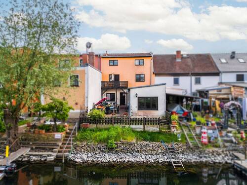 Hausansicht vom Wasser - Stilvolles Wohn- und Geschäftshaus am Stadtkanal
