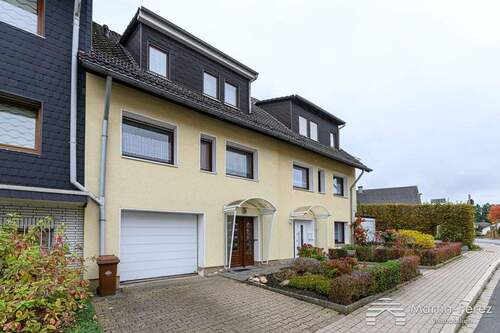 Gebäudeansicht - Gemütliches Reihenmittelhaus - Keller - Wintergarten - Garage -
