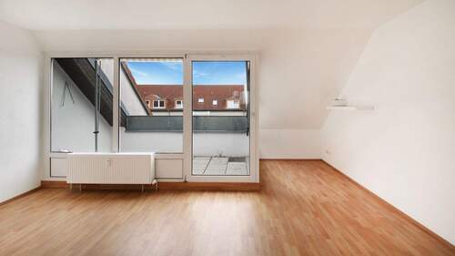 Wohnzimmer mit Balkon - 