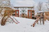 Rückansicht mit Spielplatz - 3 Zimmer Etagenwohnung in Lüneburg
