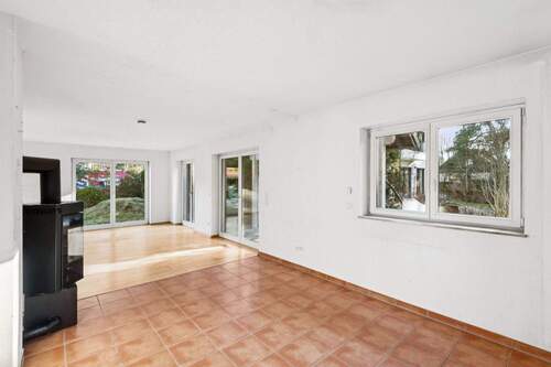 Wohnzimmer mit Bodentiefenfenstern - Einfamilienhaus mit 135,00 m&sup2; in Berlin-Kladow zum Kaufen