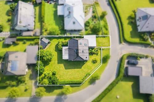Vogelperspektive - Modernes Einfamilienhaus mit Kamin, Einbauküche und zusätzlichem Wohnraum im Dachgeschoss