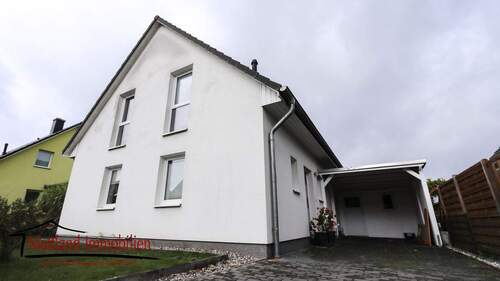 Hausansicht mit Carport - Mehrfamilienhaus, Wohnhaus mit 96,00 m&sup2; in Stralsund zum Kaufen