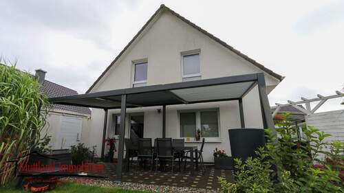 Hausrückansicht & Terrasse - 