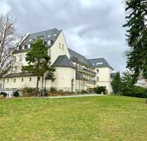 Wohnen mit Stil und Geschichte - Großzügige 3-Zimmer-DG-Wohnung im Baudenkmal von Berlin-Biesdorf