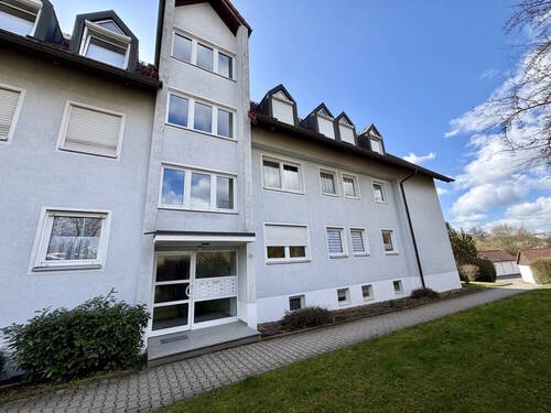 Hausansicht Eingang - Attraktive und lichtdurchflutete 4-Zimmer-Wohnung mit Balkon und Garage in angenehmer Wohnlage!