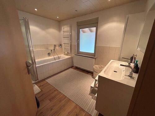EG Badezimmer mit Wanne - 