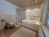 EG Badezimmer mit Dusche - 