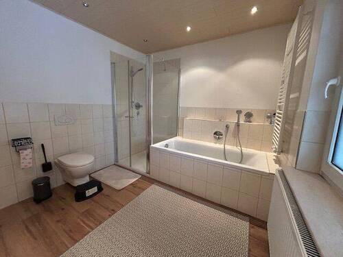 EG Badezimmer mit Dusche - 