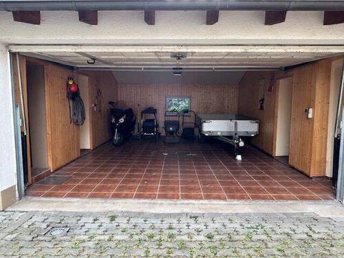 Garage mit elektrischen Tor - 