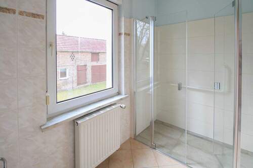 03. Badezimmer EG - 6 Zimmer Einfamilienhaus in Zossen