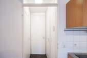 Flur mit Einbauschrank - Etagenwohnung mit 21,30 m&sup2; in München zum Kaufen