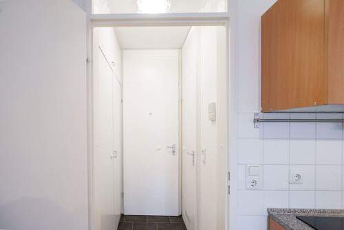 Flur mit Einbauschrank - Etagenwohnung mit 21,30 m&sup2; in München zum Kaufen