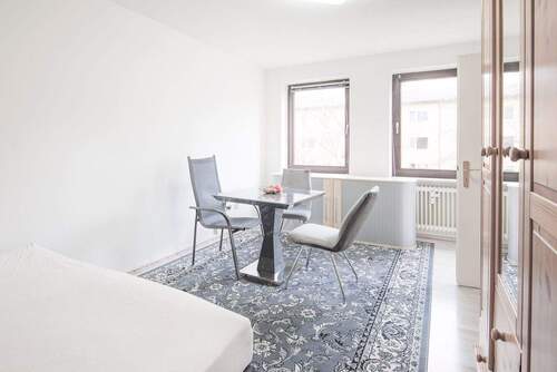 Dachauer_Str_371_Wohnzimmer_01.jpg - 1 Zimmer Etagenwohnung zum Kaufen in München