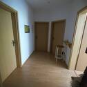 Flur mit Holztüren - 