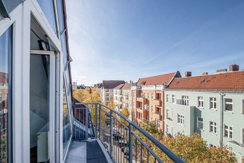 Balkon mit Blick in die Straße - Studio-Apartment mit Balkon und Blick auf den Boddinplatz
