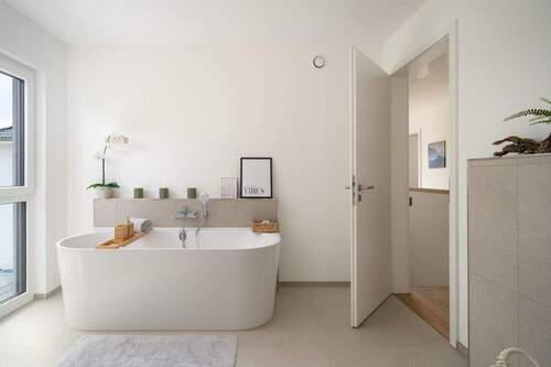 Mit schöner Badewanne - 